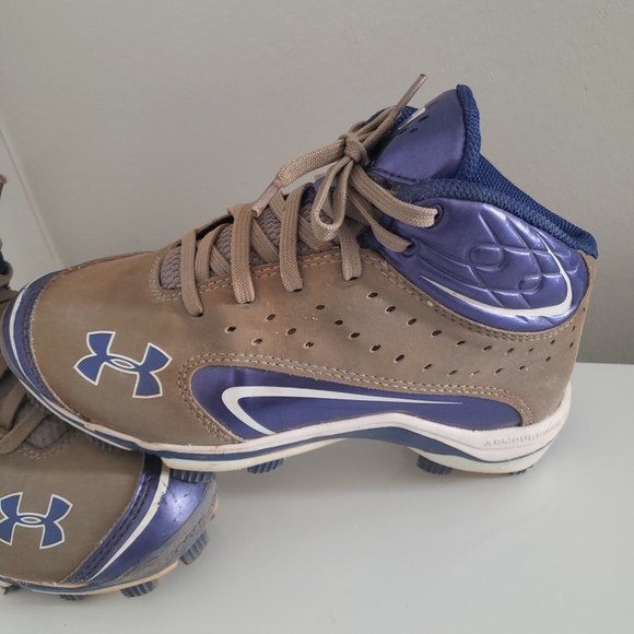 Boy’s Under Armour Baseball Cleats - Picture 2 of 16
